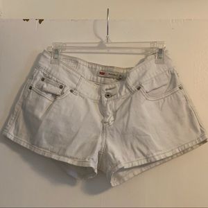 White Levi’s shortie short denim shorts